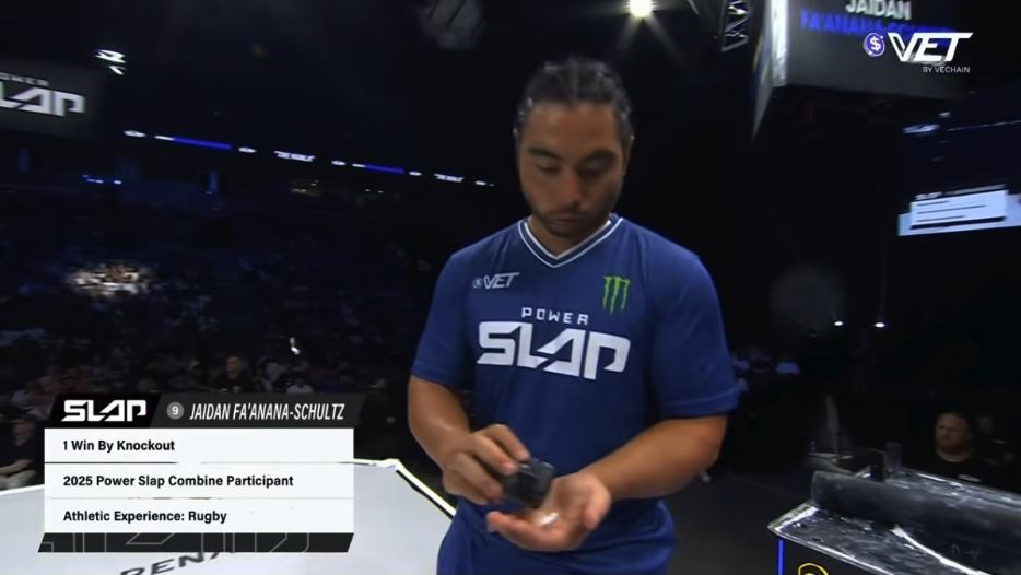 Jaidan Fa'anana-Schultz chalking up before his POWER SLAP match